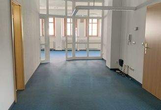 Flur mit Glasbereich zu dem raum strassenseitig