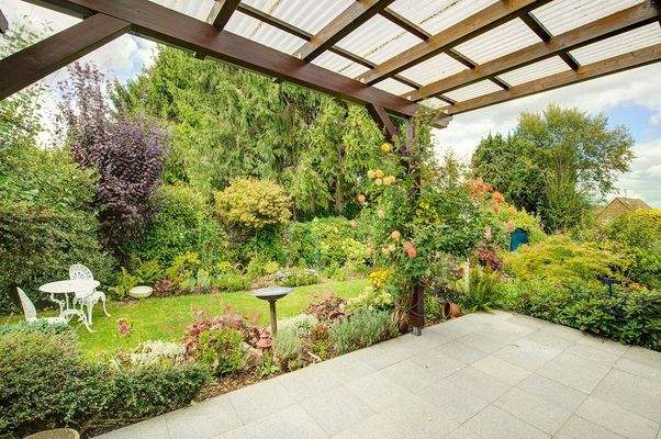 Überdachter Terrassenbereich mit Blick in den Wohngarten