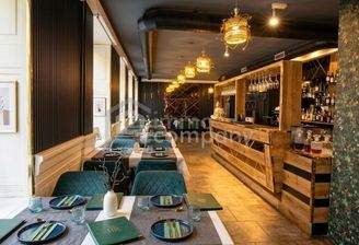 Grosser Raum mit Bar