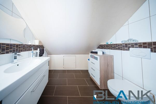 Badezimmer mit Toilette im Dachgeschoss