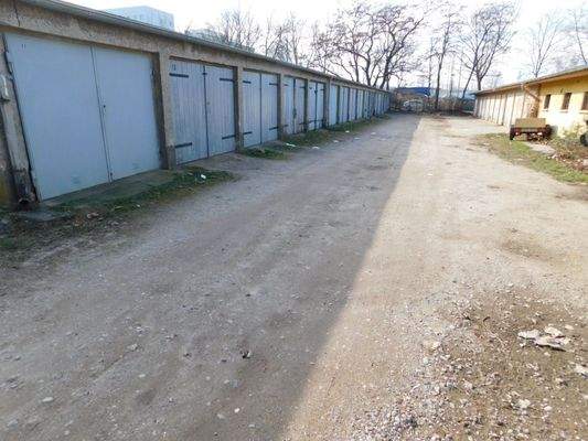 Garagengelände - Rechter Gang