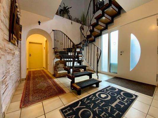 Flur EG mit Treppenhaus