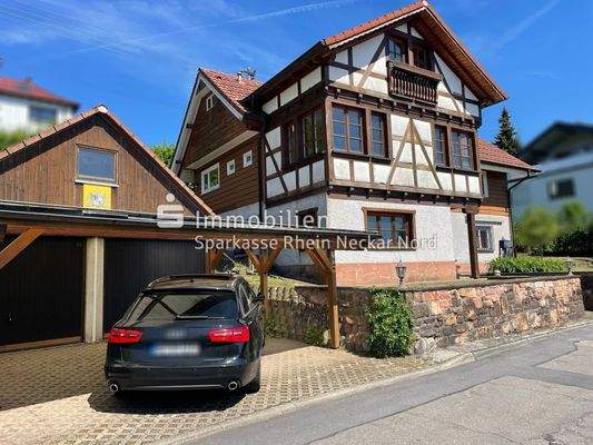 Hausansicht vorne mit Garage