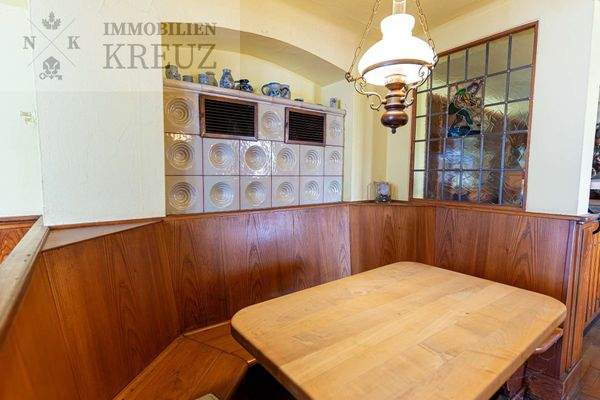 Stammtisch mit Kachelofen