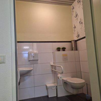 behindertengerechte Toilette 