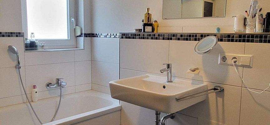 HAUPTBAD MIT WANNE + FENSTER 