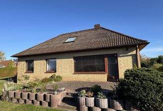 massiver Bungalow mit Terrasse