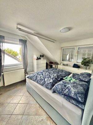 Schlafzimmer mit Rollläden