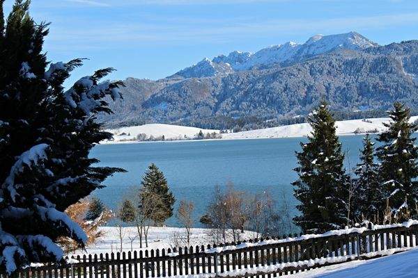 Weißer Berg, ruhiger See – pure Natur.