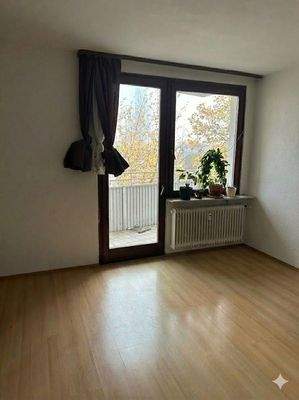 Wohnzimmerseite mit Blick auf den Balkon