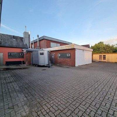 Seitliche Hofansicht mit Carport