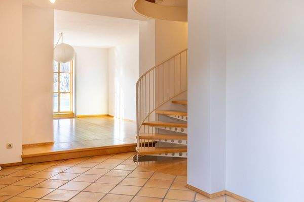 Licht, Holz & Wohngenuss – Charme pur auf drei Etagen mit Schwedenofen und stilvoller Wendeltreppe