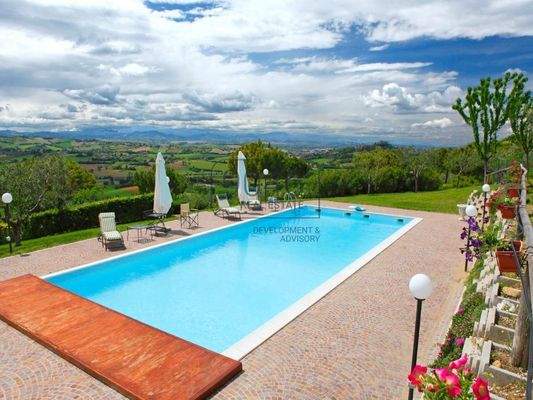Panoramavilla mit Pool, Spa und 12 Hektar Privatland in Gradara - Marken