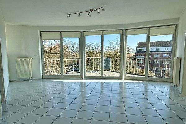 Wohnzimmer mit großer Fensterfront