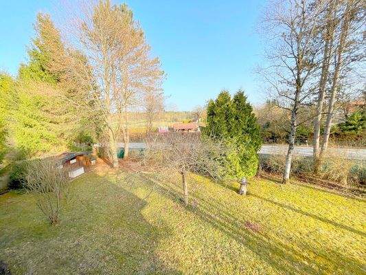 Blick vom Balkon über das Grundstück