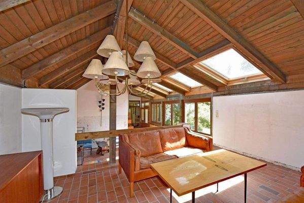 Split-Level und offenes Gebälk