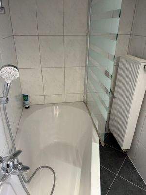 mit Duschmöglichkeit