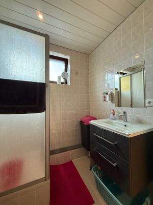 Badezimmer mit Dusche