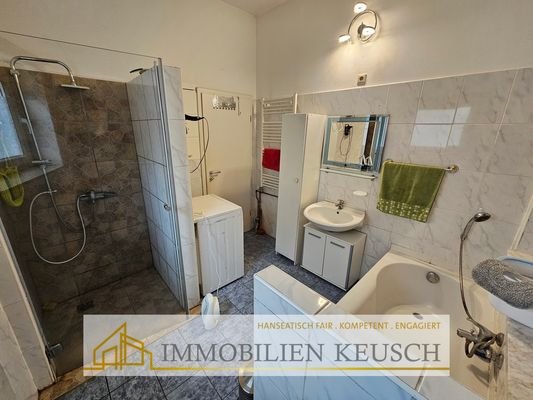 Dusch und Wannenbad EG