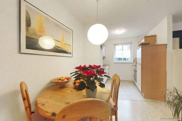 Esszimmer und Blick in die Küche 