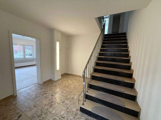 Helle Diele mit Treppe