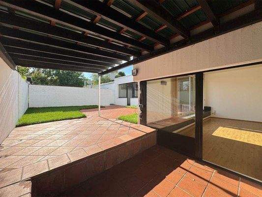 überdachte Sitzecke im Garten