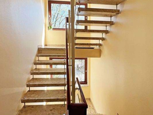 gepflegtes, helles Treppenhaus
