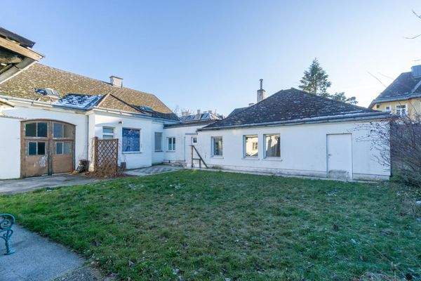 linker Straßentrakt und linker Hoftrakt