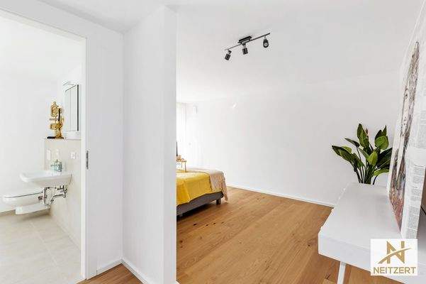 Elternbad und Elternschlafzimmer