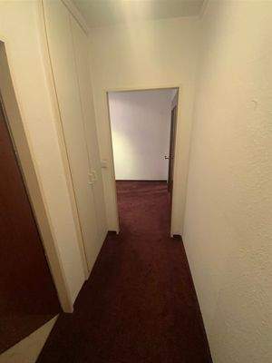 Eingangs-Flur mit Stauraum links