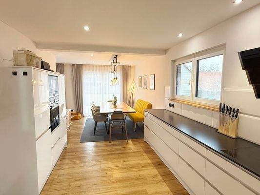 Küche mit Zugang zum Essbereich