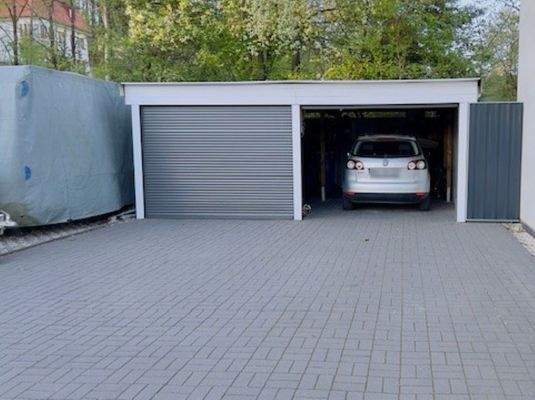 Garage mit großem Vorplatz