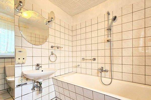helles Badezimmer mit Badewanne