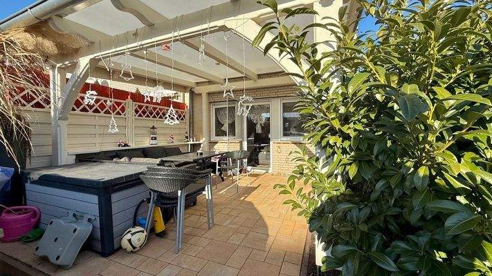 Überdachter Sitzbereich mit Zugang zum Haus