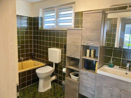 Das Badezimmer im Obergeschoss