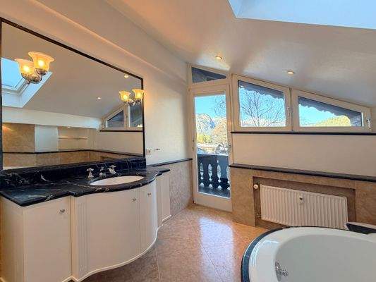 Badezimmer mit hochwertiger Ausstattung (DG)