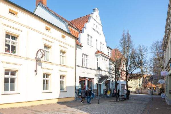 kleine Geschäftsstraße vor dem Haus
