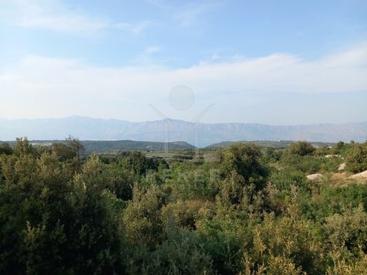  Vielfältiges Grundstück auf der malerischen Insel Brač