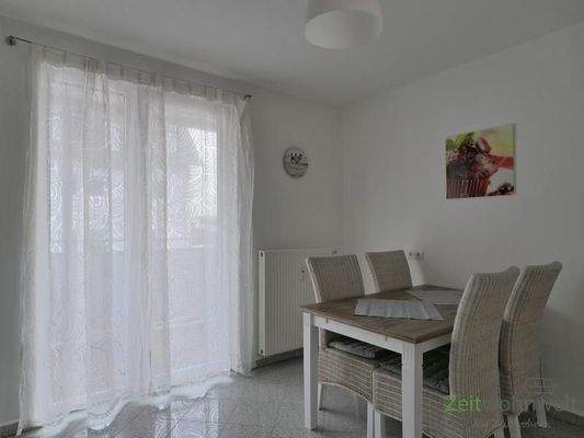 Esstisch vor dem Balkon