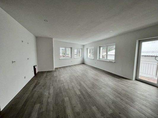 Wohnzimmer mit offener Küche