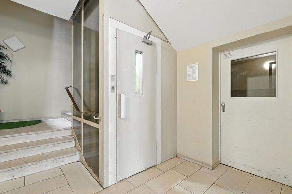 Treppenhaus mit Aufzug 