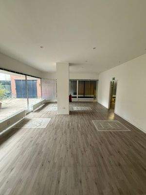 Leerer Innenraum mit Fenstern