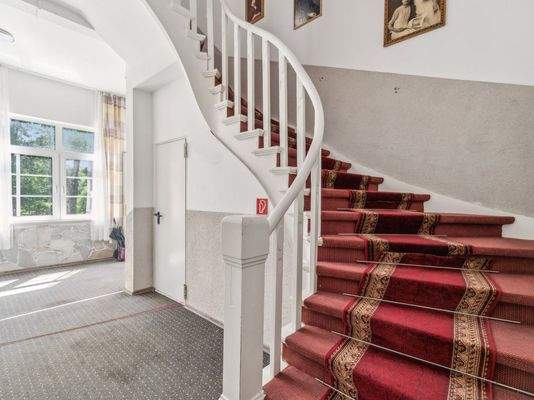 Flur und Treppenhaus_2