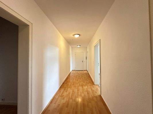 Altbauflur mit Sicht zur Wohnungstür 