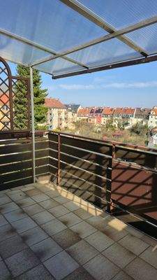 Sonnige Loggia mit Fernblick