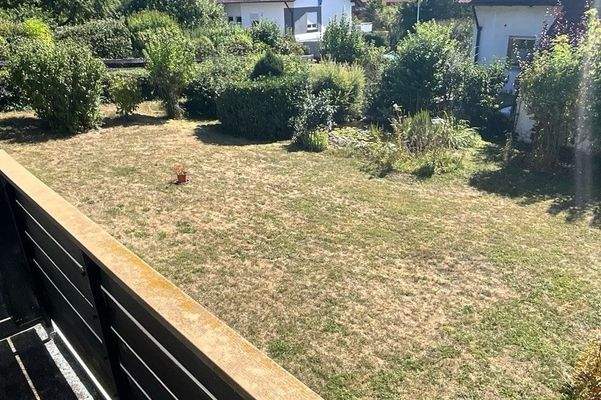 Blick vom Balkon in Garten