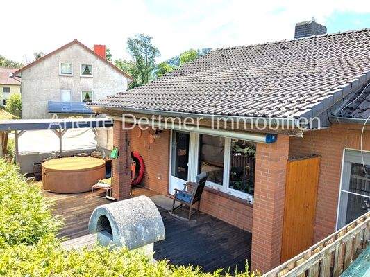 Hausfront mit Terrasse Süd-Ost