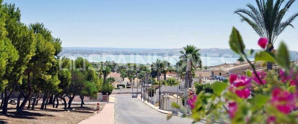 Elegant Detached Villas Close to the Golf Courses in Rojales