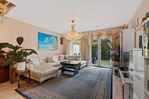 Erdgeschoss: Lichtdurchfluteterr Wohn- und ......