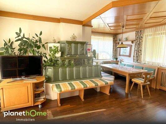 Essbereich mit Kachelofen